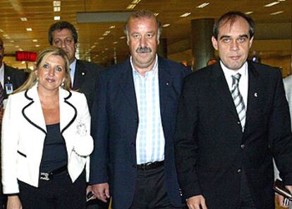 Vicente del Bosque, en Estambul, junto a su esposa y Kivac Oktay, directivo del Besiktas.