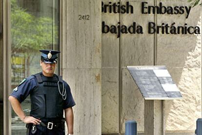 En la imagen, un policía ante la Embajada del Reino Unido, ayer, en Buenos Aires.