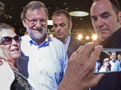 El president del Govern espanyol, Mariano Rajoy, amb un simpatitzant a la campanya del 27-S.
