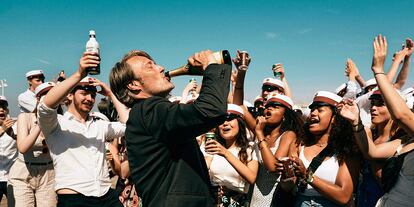 Mads Mikkelsen en un punto álgido de ‘Otra ronda’ (Thomas Vinterberg, 2020). Al que firma no le gustó.