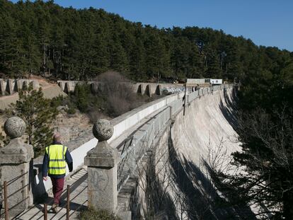 Presa de El Romeral, vaciada esta semana de agua para acondicionarla.