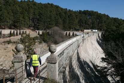 Presa de El Romeral, vaciada esta semana de agua para acondicionarla.