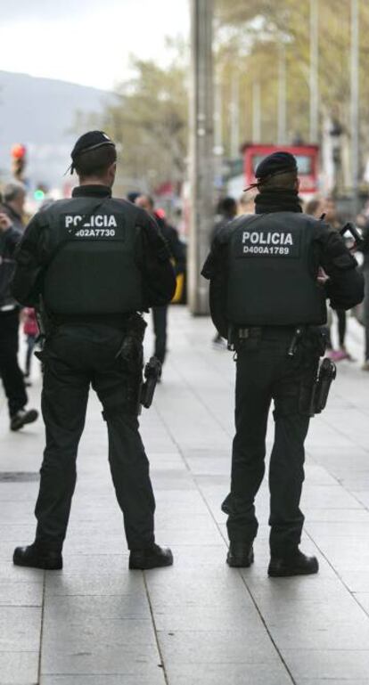 Dos mossos a Barcelona.