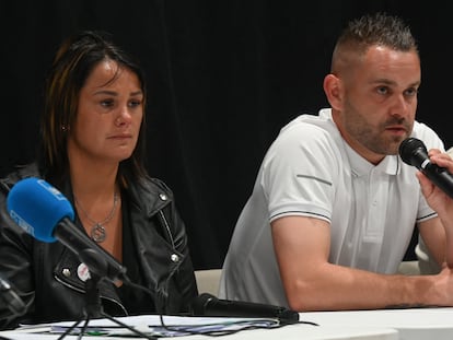 La madre de Lindsay, Betty Gervois, y su pareja, el padrastro de la menor, François Nastasi, en una rueda de prensa el 1 de junio de 2023.