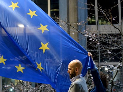 Bandera de la UE, ante el Europarlamento, en Bruselas.