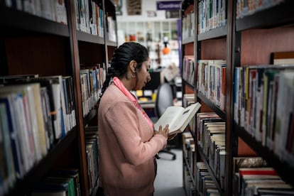 Dayana Burgos, mujer privada de la libertad, busca libros en la biblioteca de la Cárcel El Buen Pastor