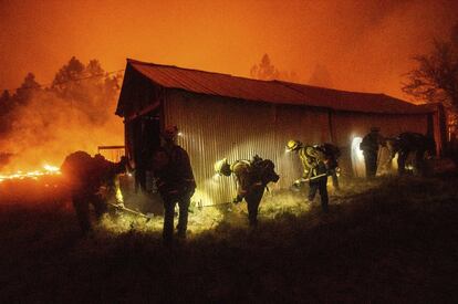 Un grupo de bomberos durante las labores de contención.