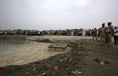 El calzado de las víctimas yace sobre el fango tras el naufragio de un bote en el río Yamuna, en el norte de la India. Al menos 19 personas murieron ahogadas y alrededor de una decena permanecen desaparecidas tras el hundimiento.