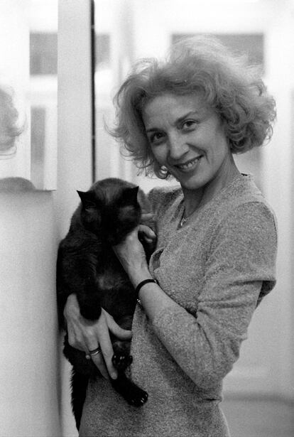 The actress poses in her home in Madrid, in 1996.