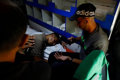 Varios palestinos se lamentan este lunes ante el cadáver del periodista Anas Al Sharif, muerto el domingo en un ataque israelí.