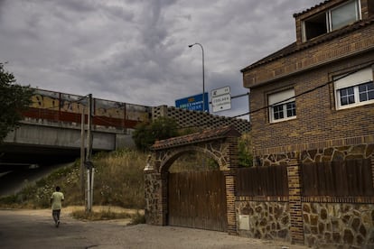 La primera frontera, entre el sector 1 y el 2, es la autopista de circunvalación M-45.