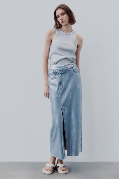 Zara nos propone la versión más sofisticada de la falda larga vaquera dándole un acabado metalizado que lo convierte en la más original de la temporada.

39,95€