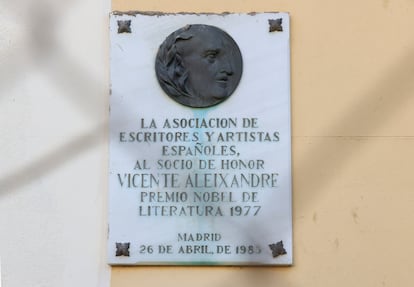 Placa conmemorativa en el exterior del domicilio madrileño del premio Nobel de Literatura Vicente Aleixandre, a quien Jorge Semprún visitó en su primer viaje con identidad falsa a Madrid en los años cincuenta.  
