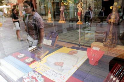 Las joyerías son algunos de los comercios que han visto en la visita del Papa la posibilidad de vender el stock que tradicionalmente tienen poca salida. Rosario, cruces y medallas están en primera línea en los escaparates.