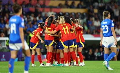Las jugadoras de la selección española celebran el segundo gol ante Italia.