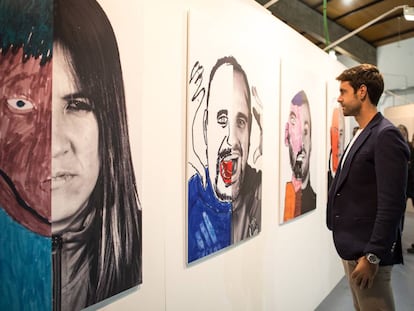 Xabi Prieto, leyenda de la Real Sociedad, observa los retratos de sus jugadores del equipo Genuine.