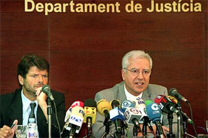 El consejero de Justicia, Josep Maria Vallès, a la derecha, y el secretario de prisiones, Albert Batlle.