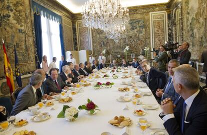 Recepción del rey Felipe VI con empresarios en la residencia del embajador español en Francia, Ramón de Miguel. El monarca español ha destacado las excelentes relaciones comerciales hispano-francesas.