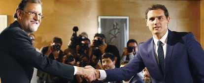 El jefe del Gobierno, Mariano Rajoy y el líder de Ciudadanos, Albert Rivera, se estrechan la mano durante las negociaciones para la investidura en agosto de 2016.