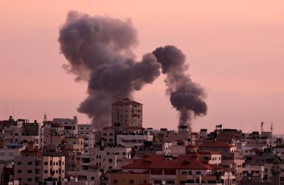 Humo en Gaza tras un ataque militar israel&iacute; a objetivos de Hamas, el mi&eacute;rcoles