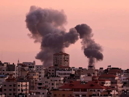 Humo en Gaza tras un ataque militar israel&iacute; a objetivos de Hamas, el mi&eacute;rcoles