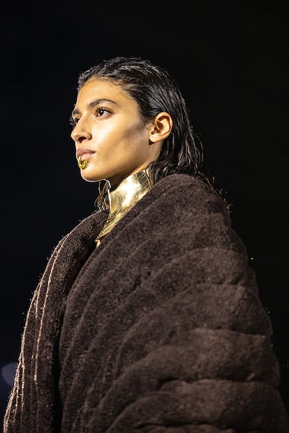 Un modelo con ‘piercing’ en el labio durante el desfile de primavera-verano de Balmain en París.