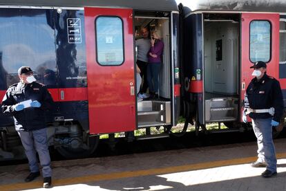 Pasajeros italianos en un tren saliendo de Milán.