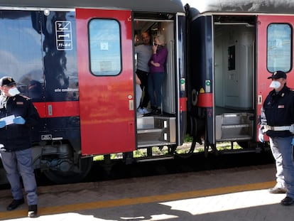 Pasajeros italianos en un tren saliendo de Milán.
