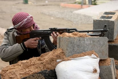 Un miliciano, en un enfrentamiento con las fuerzas armadas iraqu&iacute;es, en Faluya, Irak. 