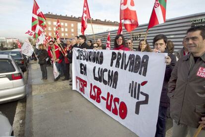 Protestas de escoltas privados por la reducci&oacute;n de 1.400 puestos de guardaespaldas en Euskadi.
