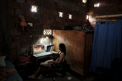María Fernanda usa la computadora en su casa en La Parada.
