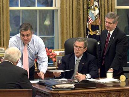Bush, en el Despacho Oval de la Casa Blanca, junto al vicepresidente, Dick Cheney (de espaldas); el director de la CIA, George Tenet (izquierda), y el jefe del Gabinete, Andrew Card.
