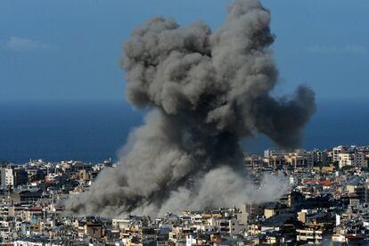 Bombardeo israel sobre Dahiye, a las afueras de Beirut, este domingo.