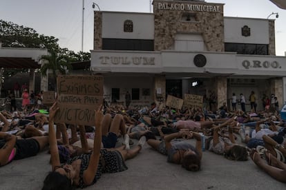 Las mujeres tiradas cantaron el himno feminista mexicano Canción sin miedo, de la cantautora Vivir Quintana. 