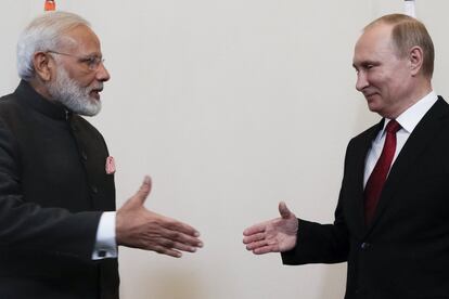 El presidente ruso, Vladimir Putin (derecha), mantiene una reunión al primer ministro indio, Narendra Modi (izquierda), en el ámbito del Foro Económico Internacional de San Petersburgo (Rusia).