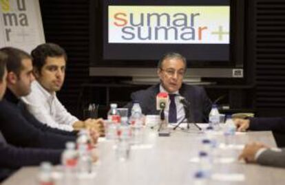El empresario y coordinador de la plataforma altruista "Sumar sumar", Javier Martín (d), durante la reunión que ha mantenido hoy con miembros de Nuevas Generaciones del PP y Juventudes Socialistas del PSOE.