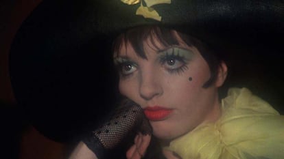 Liza Minnelli. Cabaret.
	
	Para Sally Bowle la elegancia es una cosa tan inaccesible o misteriosa como la Santísima Trinidad para una tribu de nativos de las islas Fiyi.