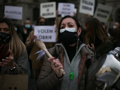 Protesta de treballadors de centres comercials, a la plaça de Sant Jaume de Barcelona.