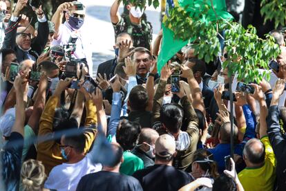 Presidente Jair Bolsonaro cumprimenta apoiadores nesta quinta-feira, em Porto Alegre.