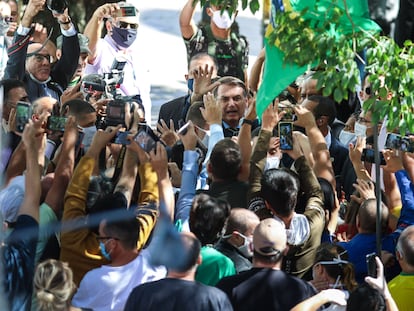 Presidente Jair Bolsonaro cumprimenta apoiadores nesta quinta-feira, em Porto Alegre.