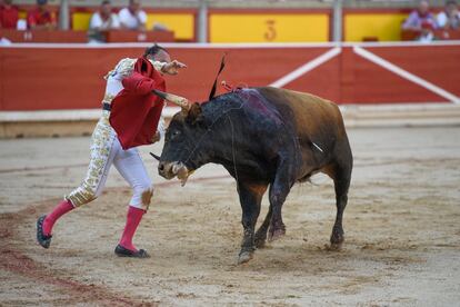 El matador Pepín Liria atraviesa con la espada el costado del astado durante la sexta corrida de los sanfermines, el 12 de julio de 2018.