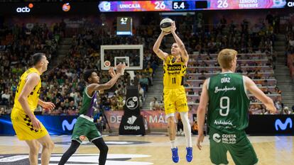 El escolta del Lenovo Tenerife Kyle Guy lanza a canasta, durante el partido de este viernes.