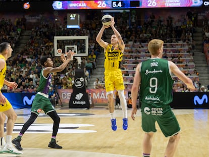 El escolta del Lenovo Tenerife Kyle Guy lanza a canasta, durante el partido de este viernes.