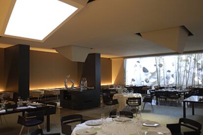 Los fogones del restaurante Moo están a cargo de los hermanos Roca, responsables del Celler de Can Roca de Girona.
Una de las 59 habitaciones del hotel Omm, inaugurado en diciembre en Barcelona.