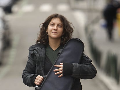 Anna Puig protege su viola del frío junto al Auditorio Nacional.