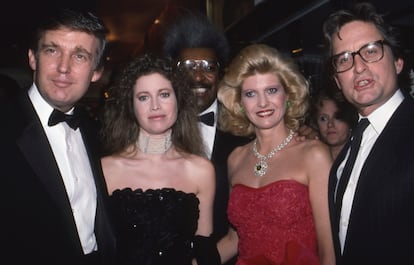 Donald Trump, Diandra Douglas, Don King, Ivana Trump y Michael Douglas en una fiesta en la torre Trump en 1987.