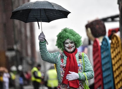Un hombre disfrazado participa en el tradicional desfile de carnaval de Duesseldorf, (Alemania), el 4 de marzo.