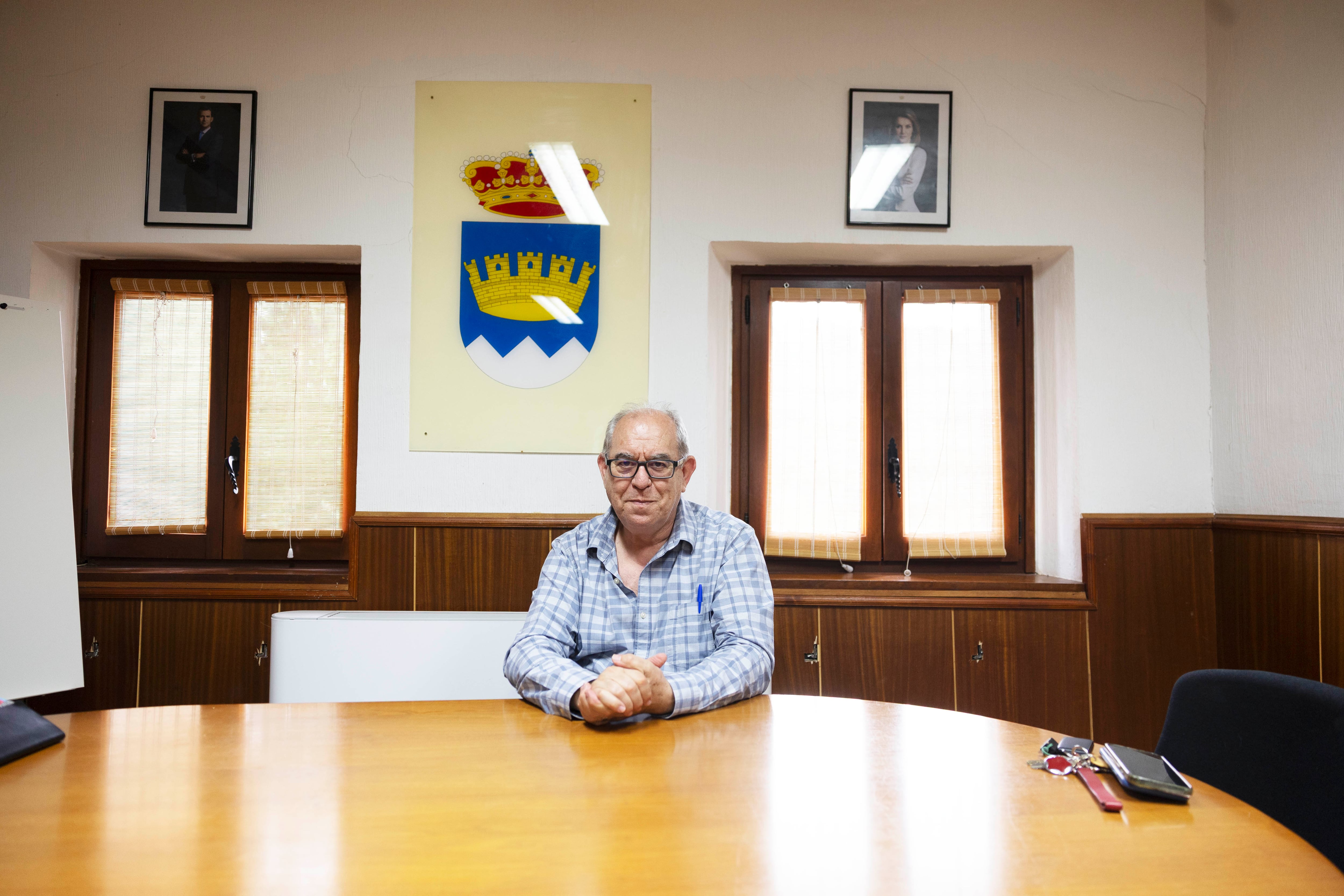 El alcalde de La Hiruela, Antonio Viedma, en el Ayuntamiento.