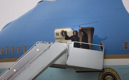 El presidente Obama y su esposa, Michelle, al embargar el Air Force One rumbo a Sudáfrica.