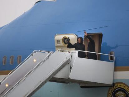 El presidente Obama y su esposa, Michelle, al embargar el Air Force One rumbo a Sud&aacute;frica.